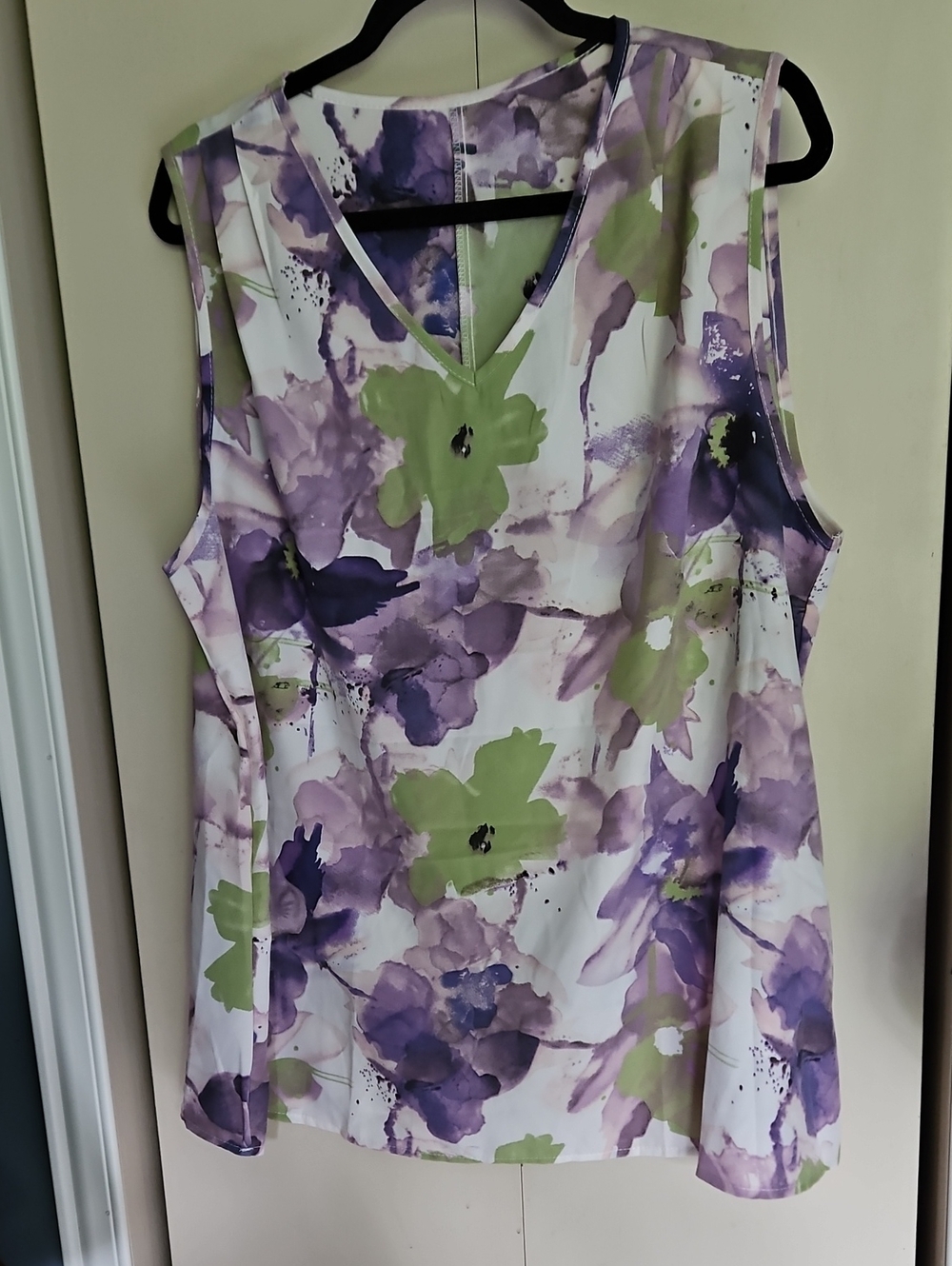 V-Neck Sleeveless Floral Print Blouse in Purple & Green Ptp24 L28